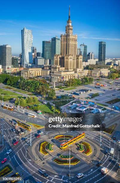 warsaw centrum, aerial view of the very heart of the polish capital, with rondo dmowskiego roundabout, the zota 44 skyscraper and the soc-realist palace of culture and science, august 11, 2016 - warsaw photos et images de collection