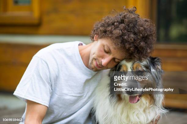 cão e dono relaxante - australian shepherd - fotografias e filmes do acervo