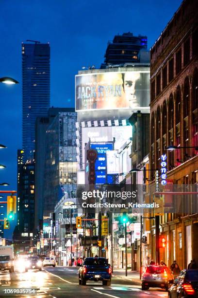 yonge street, toronto, ontario - yonge street stock-fotos und bilder