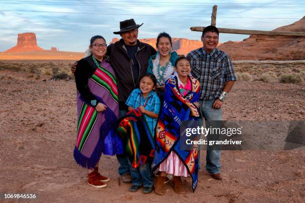 navajo familienglück - navajo reservation stock-fotos und bilder