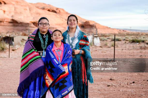 trois jeunes soeurs navajo de monument valley en arizona - native american ethnicity photos et images de collection