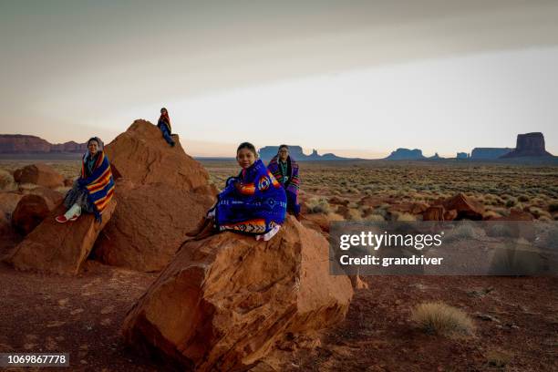 navajo familienglück - navajo reservation stock-fotos und bilder