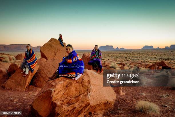 família feliz navajo - reserva indígena americana - fotografias e filmes do acervo