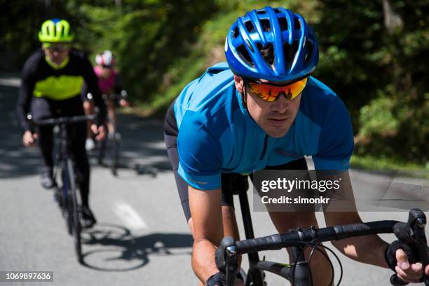 hommes et femme à vélo de route sur route de montagne - 2018 cycling photos et images de collection