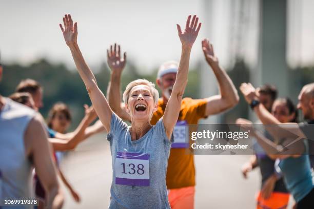 ¡exitoso final del raza del maratón! - finishing fotografías e imágenes de stock