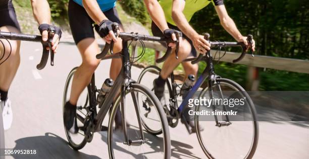 3 人の男性が山の道の道のバイクに乗って - cycling event ストックフォトと画像