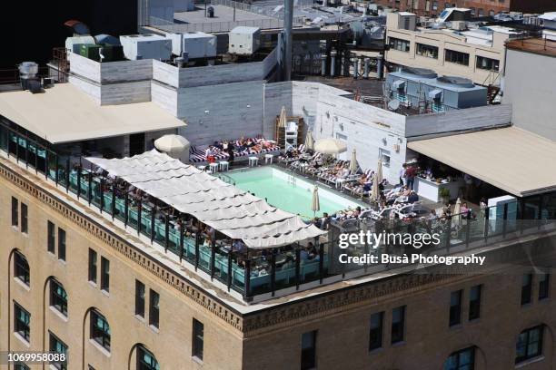 bird's eye view of  the rooftop pool of the soho house new york, on 9th avenue in the meatpacking district, manhattan, new york city - soho house club stockfoto's en -beelden