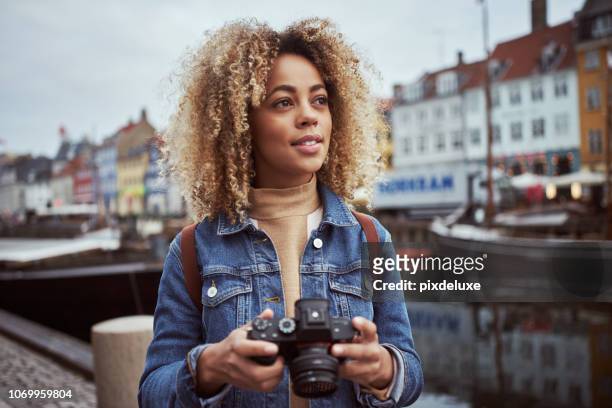 es gibt so viele schöne anblick zu erfassen - camera woman stock-fotos und bilder