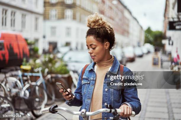 bike-shops in der nähe suchen - smart phone woman stock-fotos und bilder