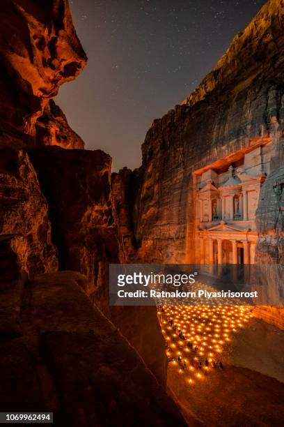 petra by night ,night view of treasury in petra - jordan. - petra jordan stockfoto's en -beelden