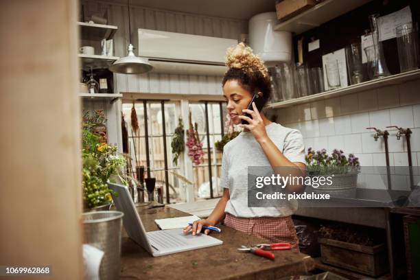 taking her first order for the day - flower shop worker stock pictures, royalty-free photos & images