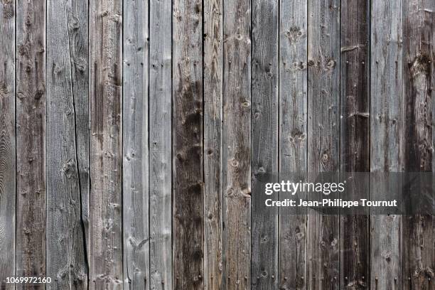 wooden wall background - old house facade - holzwand stock-fotos und bilder