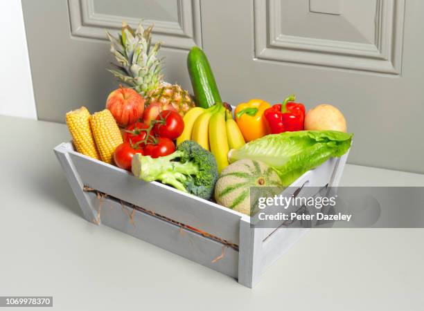 home delivery of healthy fruit and vegetables - 5 am tag stock-fotos und bilder
