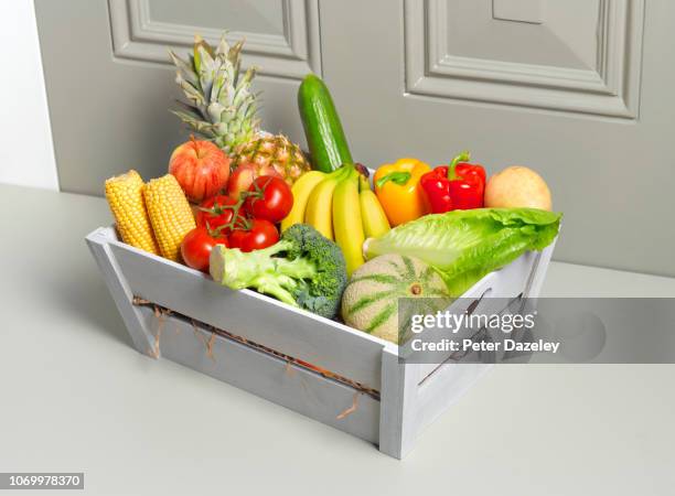 home delivery of healthy fruit and vegetables - 5 al giorno foto e immagini stock