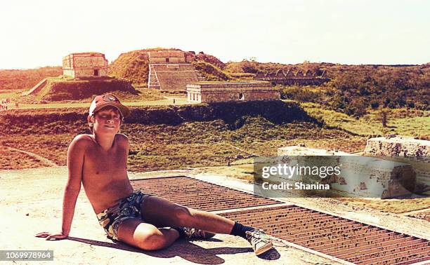 vintage boy en una visita a las ruinas mayas en méxico - uxmal fotografías e imágenes de stock