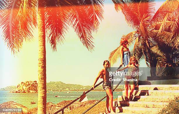 vackra familj på sommarsemester. - acapulco shore bildbanksfoton och bilder