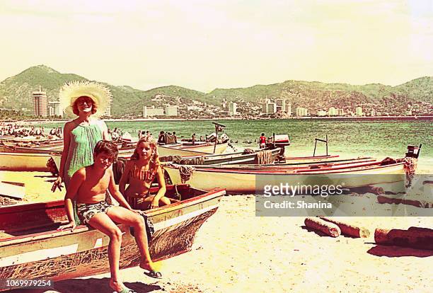 vackra familj på sommarsemester. - acapulco shore bildbanksfoton och bilder