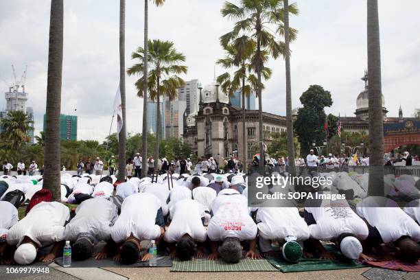 Protesters seen performing afternoon prayers at the National Mosque before marching to the Dataran Merdeka. Thousands of supporters of the United...