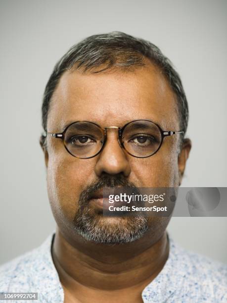 hombre real indio con expresión en blanco - cara hombre gordo fotografías e imágenes de stock