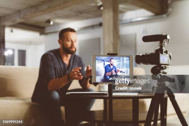 若い男のビデオのブログを作って - recording ストックフォトと画像