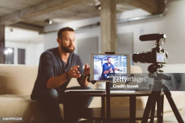 jonge man maken van een video blog - tevreden stockfoto's en -beelden