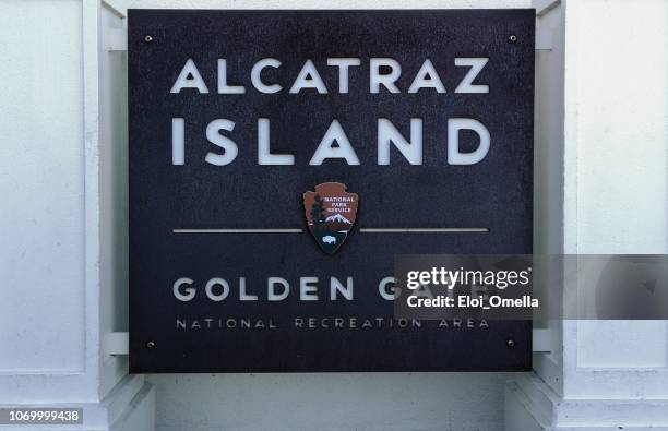 señal de bienvenida de prisión de la isla de alcatraz - parque de golden gate fotografías e imágenes de stock