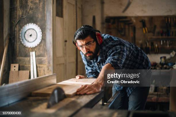 carpenter taglio tavola di legno - carpenteria foto e immagini stock