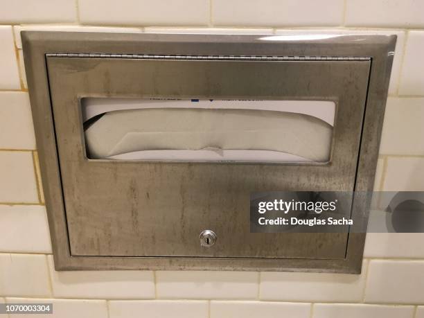 toilet cover container mounted on a bathroom wall - toilet seat cover photos et images de collection