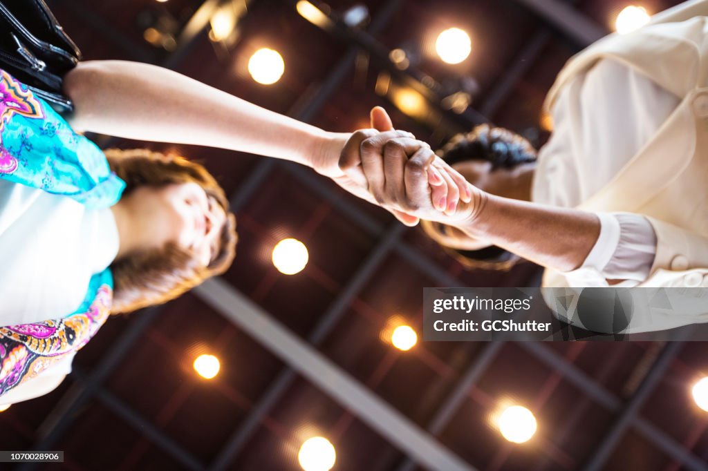 Business-Frauen Händeschütteln im Einvernehmen