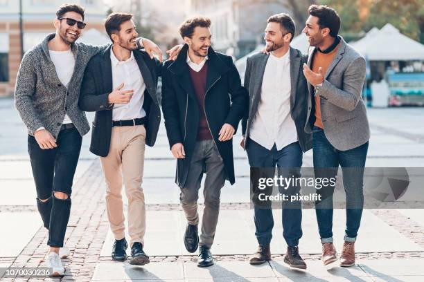 gruppo di allegri amici maschi per strada - festa di addio al celibato foto e immagini stock