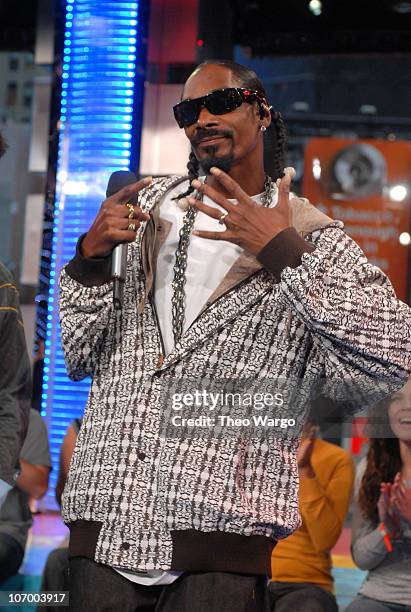 Snoop Dogg during Robin Williams, Elijah Wood, Snoop Dogg and Panic! at the Disco Visit MTVs TRL Gaming Week 2.0 at MTV Studios in New York City, New...