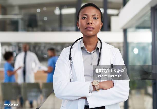 ik lopen de show hier in de buurt - female doctor portrait stockfoto's en -beelden