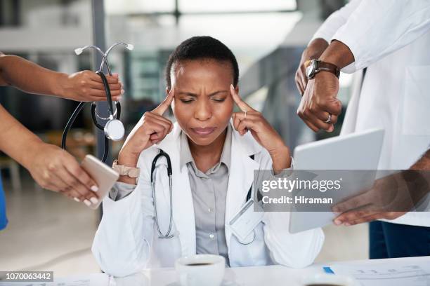 quizás necesito a un doctor pronto - exigir fotografías e imágenes de stock