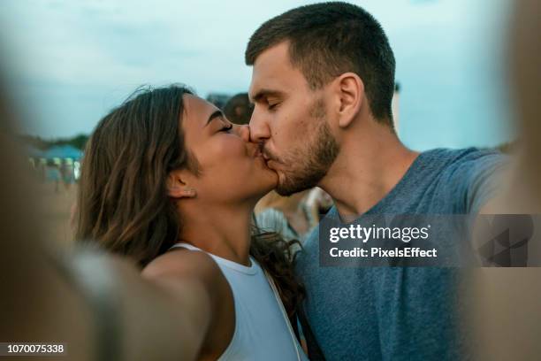 amor a mi nena a la luna y vuelta - beso fotografías e imágenes de stock