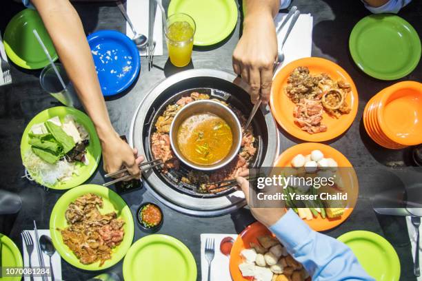 dinner from above - hot pot dish fotografías e imágenes de stock