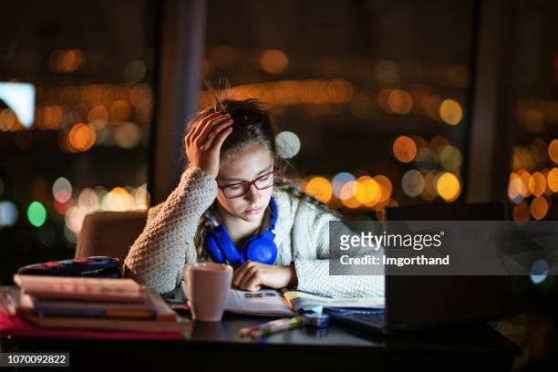 adolescente, à faire leurs devoirs dans la nuit - irréductibilité photos et images de collection