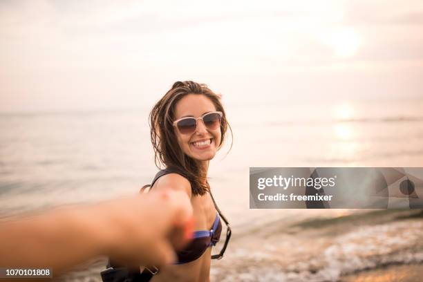 tanzen am strand - subjektive kamera ungewöhnliche ansicht stock-fotos und bilder