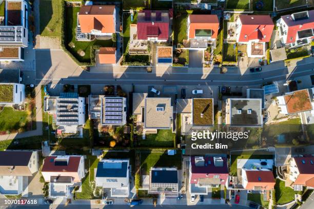 vista aerea di un nuovo quartiere residenziale - area urbana malfamata foto e immagini stock