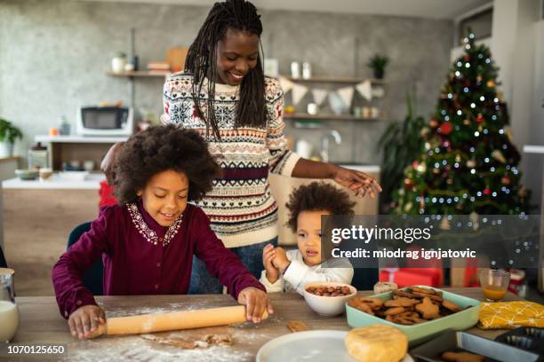 drei generationen von frauen in der küche - black mother and child cooking stock-fotos und bilder