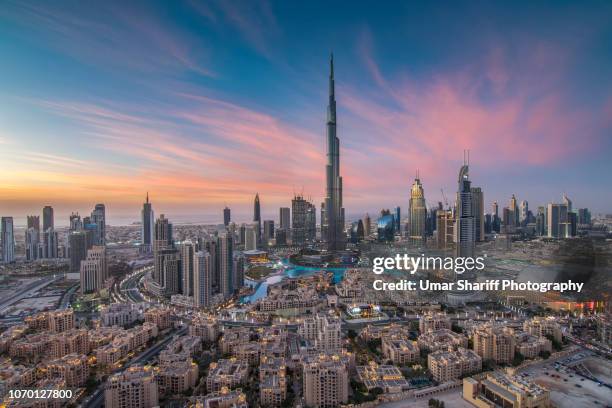 dubai skyline - burj khalifa stock-fotos und bilder