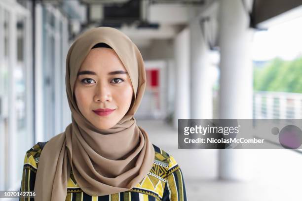 schönes junges muslimisches asiatisches weibliches stadtporträt - südostasiatischer abstammung stock-fotos und bilder