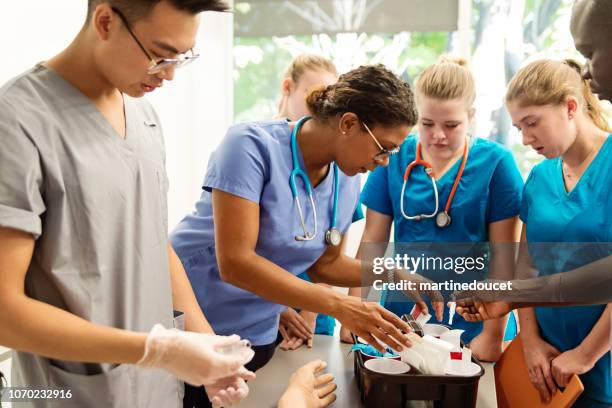 高校護理班多民族學生群體。 - medical student 個照片及圖片檔