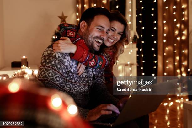 felicidad de navidad en casa - surf y compras - happy couple at home fotografías e imágenes de stock