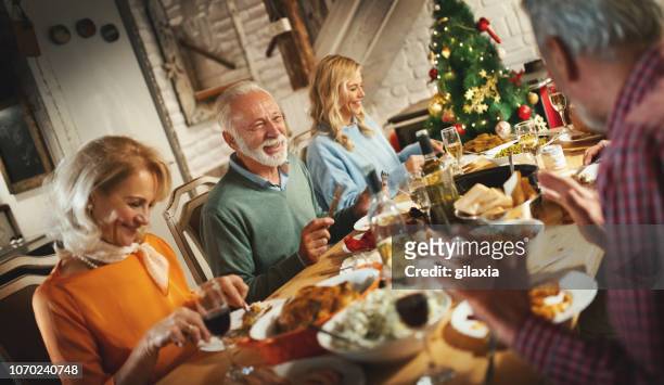 familie diner op kerstavond. - adults only stockfoto's en -beelden