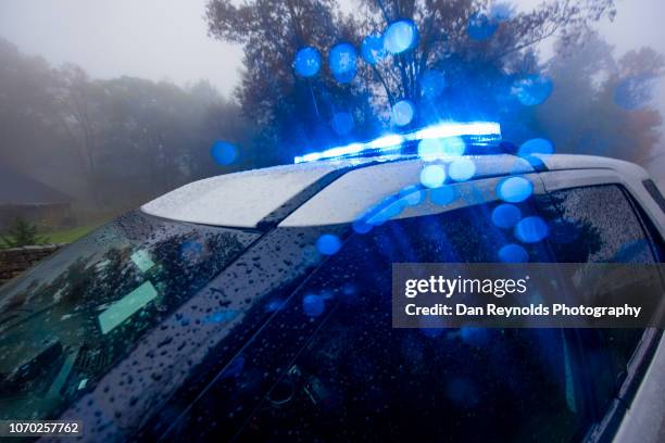 emergency vehicle on scene - luz de emergencia fotografías e imágenes de stock