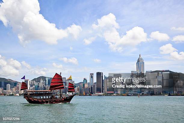 the famous red junk ship in victoria harbour - wan chai - fotografias e filmes do acervo