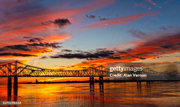 sunset over the mississippi river - mississippi stock-fotos und bilder