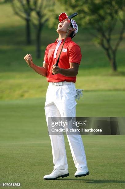 Meen Whee Kim of South Korea celebrates victory on the 18th green during the final round of the Men's golf competition at Dragon Lake Golf Club...