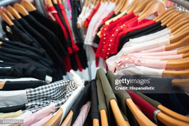 nahaufnahme von verschiedenen arten von hemden auf kleiderbügel - damenmode stock-fotos und bilder