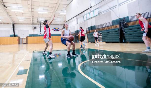 women's college basketball practice - college basketball player stock pictures, royalty-free photos & images